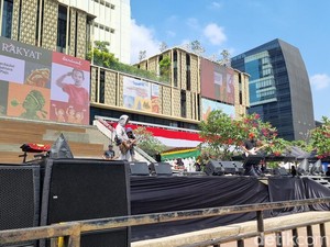 Panggung Karnaval HUT RI di HI-Sudirman Mulai Disiapkan untuk Malam Nanti