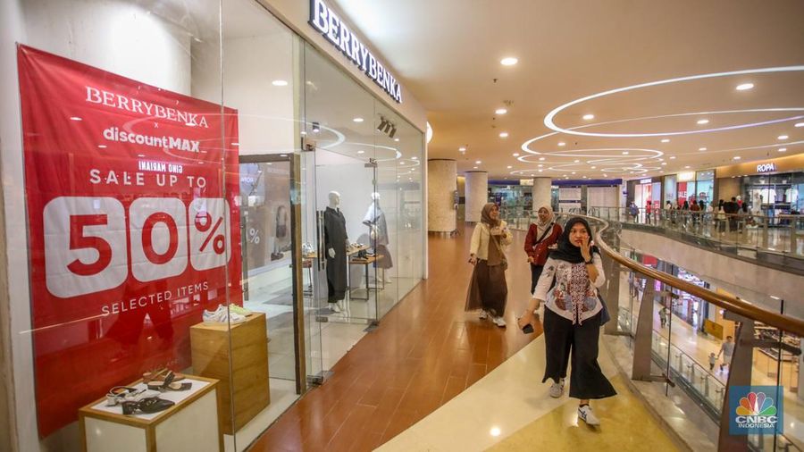 Pengunjung melihat barang yang dijual pada tenan di Pusat Perbelanjaan Kuningan City, Jakarta, Minggu (17/8/2025). (CNBC Indonesia/Faisal Rahman)