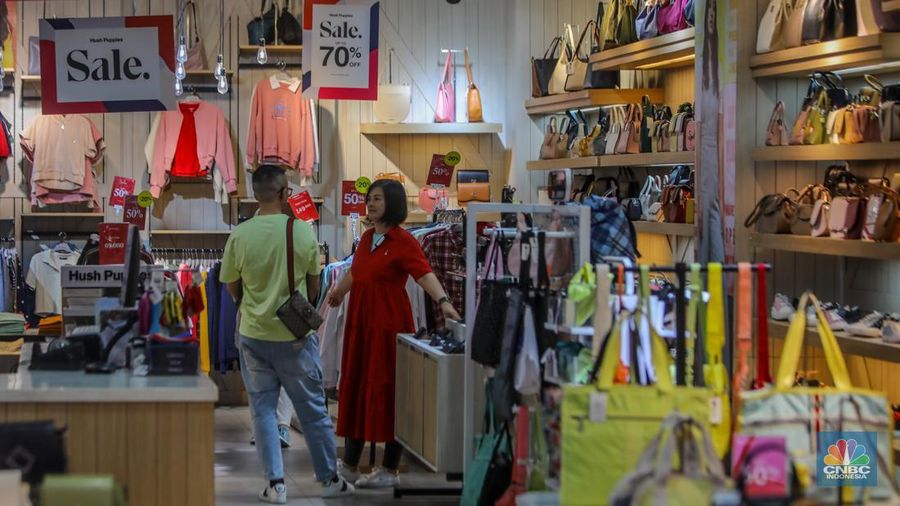 Pengunjung melihat barang yang dijual pada tenan di Pusat Perbelanjaan Kuningan City, Jakarta, Minggu (17/8/2025). (CNBC Indonesia/Faisal Rahman)
