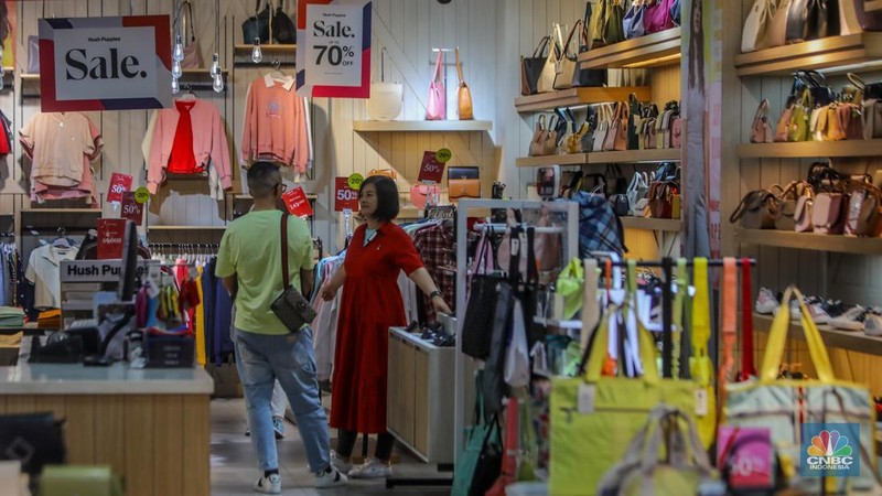 Pengunjung melihat barang yang dijual pada tenan di Pusat Perbelanjaan Kuningan City, Jakarta, Minggu (17/8/2025). (CNBC Indonesia/Faisal Rahman)
