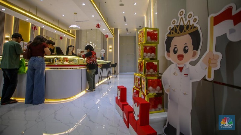 Pengunjung melihat barang yang dijual pada tenan di Pusat Perbelanjaan Kuningan City, Jakarta, Minggu (17/8/2025). (CNBC Indonesia/Faisal Rahman)