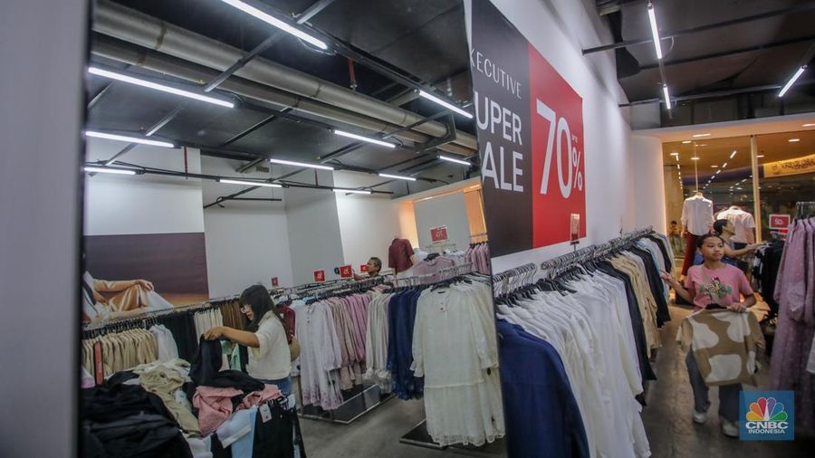 Pengunjung melihat barang yang dijual pada tenan di Pusat Perbelanjaan Kuningan City, Jakarta, Minggu (17/8/2025). (CNBC Indonesia/Faisal Rahman)