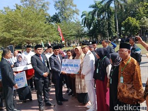 Pemkab Lombok Timur Hadiahkan Jamsostek Guru Ngaji dan Marbot di HUT RI