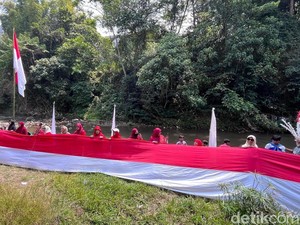 Peringati HUT RI ke-80, Warga Malang Bentangkan Bendera 80 Meter di Brantas