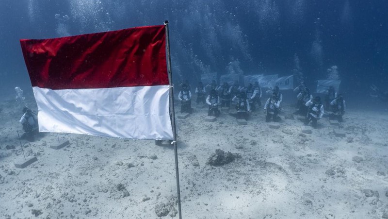 Pertamina International Shipping Gelar Upacara Bendera di Bawah Laut & Transplantasi Terumbu Karang di Labuan Bajo. (Dok PIS)
