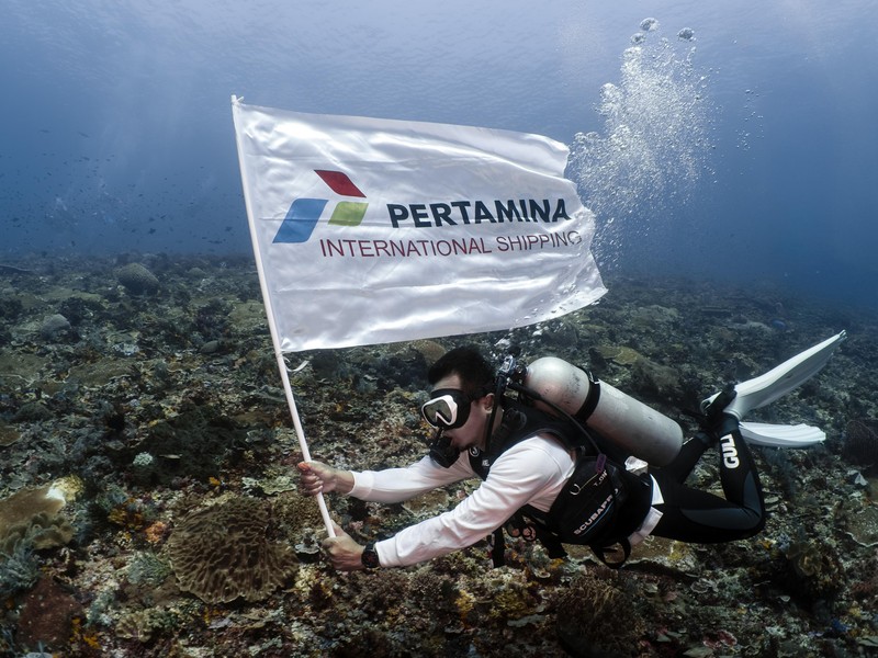 Pertamina International Shipping Gelar Upacara Bendera di Bawah Laut & Transplantasi Terumbu Karang di Labuan Bajo. (Dok PIS)