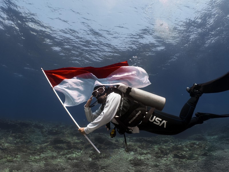 Pertamina International Shipping Gelar Upacara Bendera di Bawah Laut & Transplantasi Terumbu Karang di Labuan Bajo. (Dok PIS)