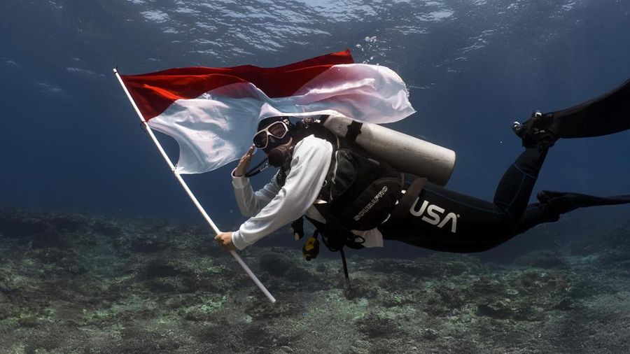 Pertamina International Shipping Gelar Upacara Bendera di Bawah Laut & Transplantasi Terumbu Karang di Labuan Bajo. (Dok PIS) Pertamina International Shipping Gelar Upacara Bendera di Bawah Laut & Transplantasi Terumbu Karang di Labuan Bajo. (Dok PIS)