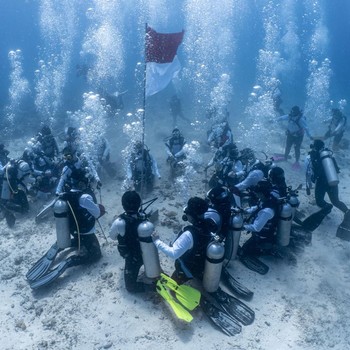 PIS Gelar Upacara Bendera di Bawah Laut & Transplantasi Terumbu Karang
