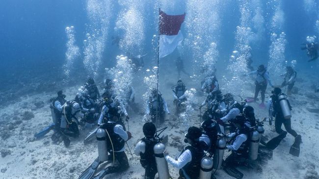 PIS Gelar Upacara Bendera di Bawah Laut dan Transplantasi Terumbu Karang