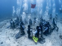 PIS Gelar Upacara Bendera di Bawah Laut & Transplantasi Terumbu Karang