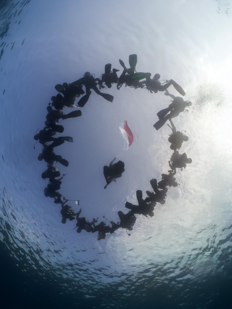 Pertamina International Shipping Gelar Upacara Bendera di Bawah Laut & Transplantasi Terumbu Karang di Labuan Bajo. (Dok PIS)