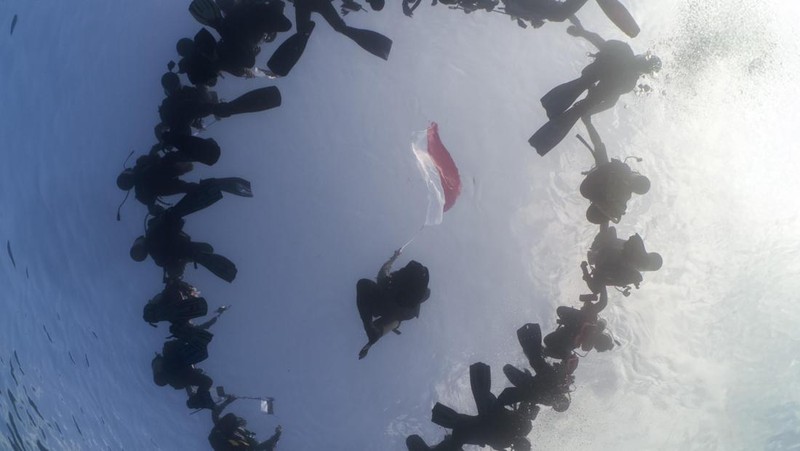 Pertamina International Shipping Gelar Upacara Bendera di Bawah Laut & Transplantasi Terumbu Karang di Labuan Bajo. (Dok PIS)
