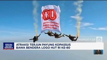 Video: Atraksi Terjun Payung Kopassus Bawa Bendera Logo HUT RI ke-80