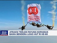 Video: Atraksi Terjun Payung Kopassus Bawa Bendera Logo HUT RI ke-80
