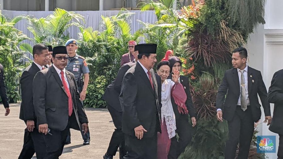 Presiden Ke-6 RI, Susilo Bambang Yudhoyono (SBY) dan Wakil Presiden Indonesia ke-11 Boediono tiba untuk menghadiri upacara peringatan detik-detik proklamasi di Istana Merdeka, Jakarta, Minggu (17/8/2025). (CNBC Indonesia/Emir Yanwardhana)