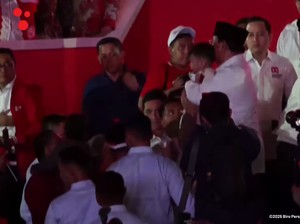 Video: Kala Prabowo Cium-Peluk Anak-anak yang Datang di Karnaval 17 Agustus