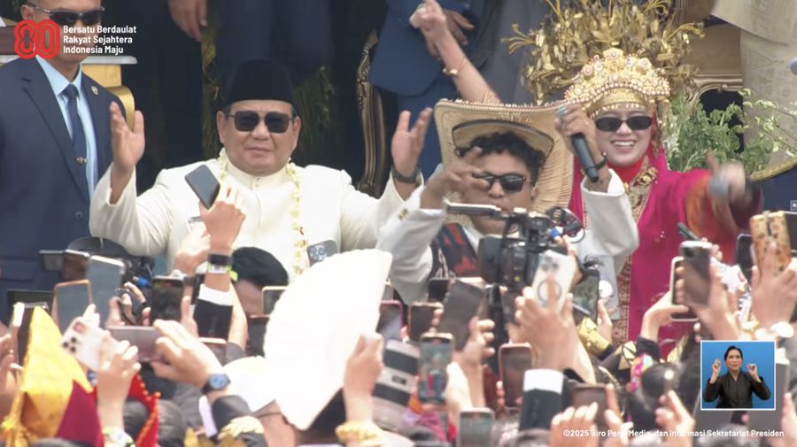 Presiden Prabowo Subianto berjoget saat penampilan Silent Open Up dalam rangkaian acara upacara peringatan detik-detik proklamasi di Istana Merdeka, Jakarta, Minggu (17/8/2025). (Tangkapan Layar Youtube/Sekretariat Presiden)