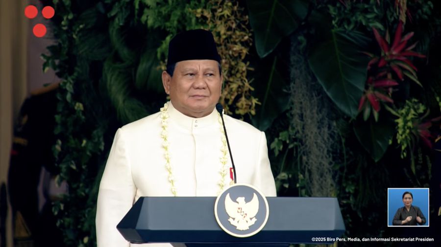 Presiden Prabowo Subianto memasuki lapangan upacara peringatan detik-detik proklamasi di Istana Merdeka, Jakarta, Minggu (17/8/2025). (Tangkapan Layar Youtube/Sekretariat Presiden)