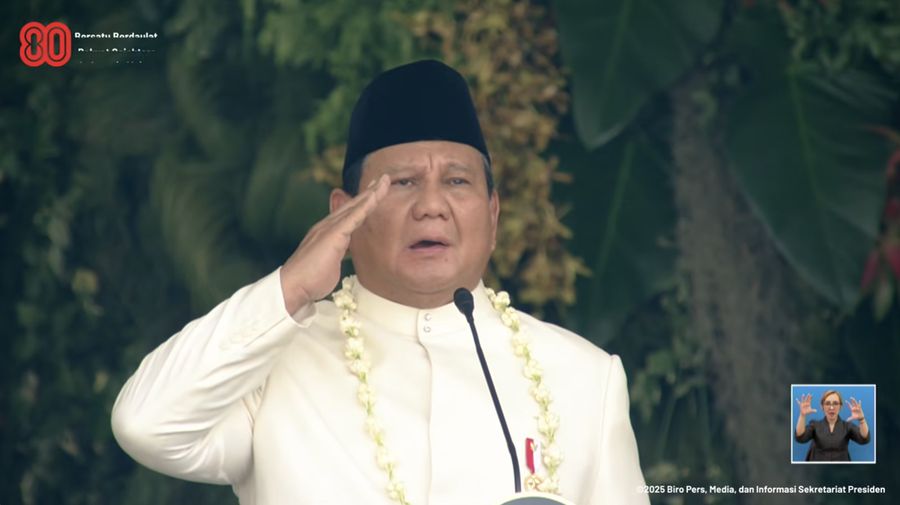 Presiden Prabowo Subianto memberikan hormat dalam upacara peringatan detik-detik proklamasi di Istana Merdeka, Jakarta, Minggu (17/8/2025). (Tangkapan Layar Youtube/Sekretariat Presiden)