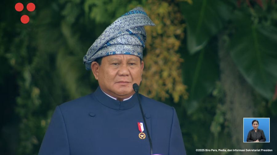 Presiden Prabowo Subianto memimpin upacara peringatan penurunan bendera pusaka merah putih di Istana Merdeka, Jakarta, Minggu (17/8/2025). (Tangkapan Layar Youtube/Sekretariat Presiden)