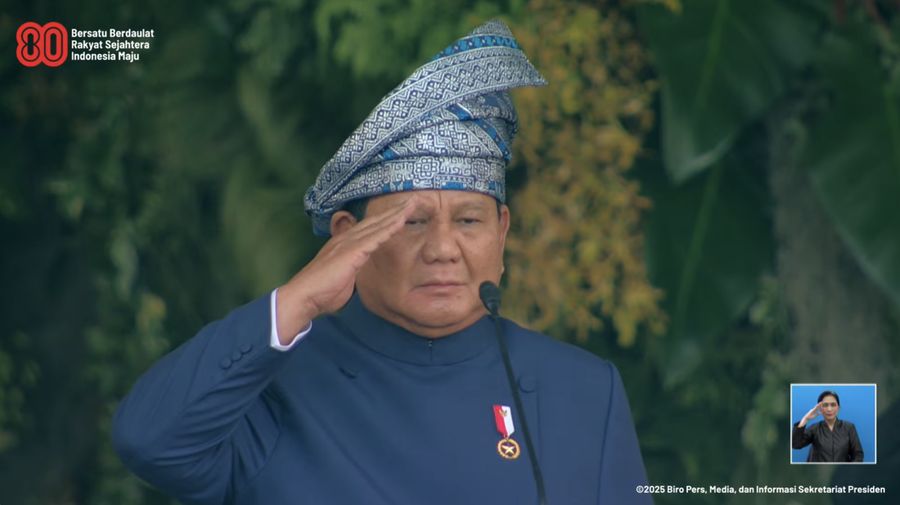 Presiden Prabowo Subianto memimpin upacara peringatan penurunan bendera pusaka merah putih di Istana Merdeka, Jakarta, Minggu (17/8/2025). (Tangkapan Layar Youtube/Sekretariat Presiden)