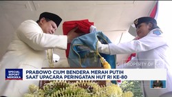 Video: Momen Prabowo Cium Bendera Merah Putih di Upacara HUT Ke-80 RI