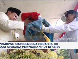 Video: Momen Prabowo Cium Bendera Merah Putih di Upacara HUT Ke-80 RI