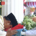 Momen Prabowo Cium Bendera Merah Putih Sebelum Dikibarkan