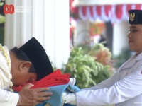Momen Prabowo Cium Bendera Merah Putih Sebelum Dikibarkan