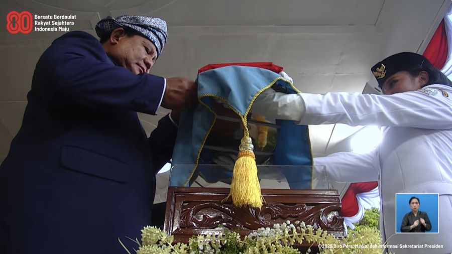 Presiden Prabowo Subianto menerima bendera pusaka yang diserahkan oleh pasukan pengibar bendera pusaka dalam upacara penurunan bendera pusaka merah putih di Istana Merdeka, Jakarta, Minggu (17/8/2025). (Tangkapan Layar Youtube/Sekretariat Presiden)