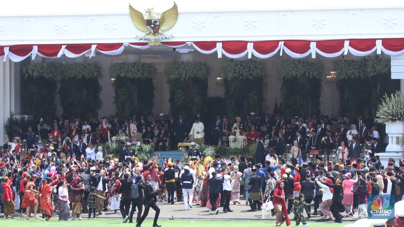 Suasana masyarakat atau tamu undangan negara berjoget dalam rangkaian upacara HUT ke-80 RI di Istana Merdeka, Jakarta, Minggu (17/8/2025). Suasana masyarakat atau tamu undangan negara berjoget dalam rangkaian upacara HUT ke-80 RI di Istana Merdeka, Jakarta, Minggu (17/8/2025). (CNBC Indonesia/Tri Susilo)