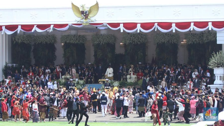 Suasana masyarakat atau tamu undangan negara berjoget dalam rangkaian upacara HUT ke-80 RI di Istana Merdeka, Jakarta, Minggu (17/8/2025). (CNBC Indonesia/Tri Susilo)