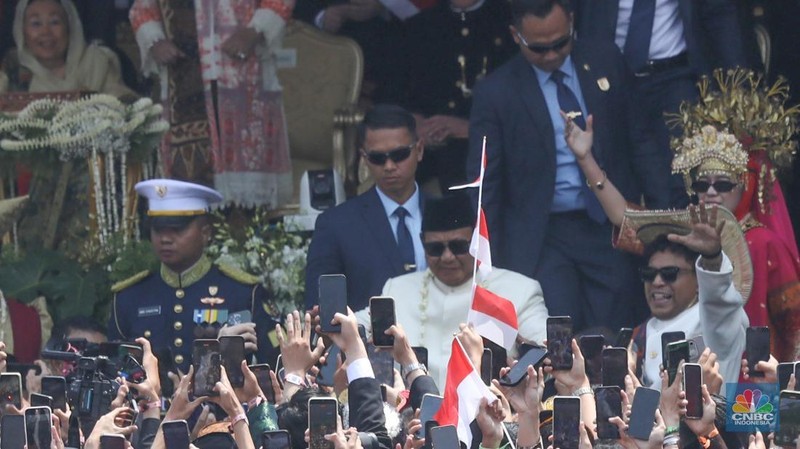 Suasana masyarakat atau tamu undangan negara berjoget dalam rangkaian upacara HUT ke-80 RI di Istana Merdeka, Jakarta, Minggu (17/8/2025). (CNBC Indonesia/Tri Susilo)