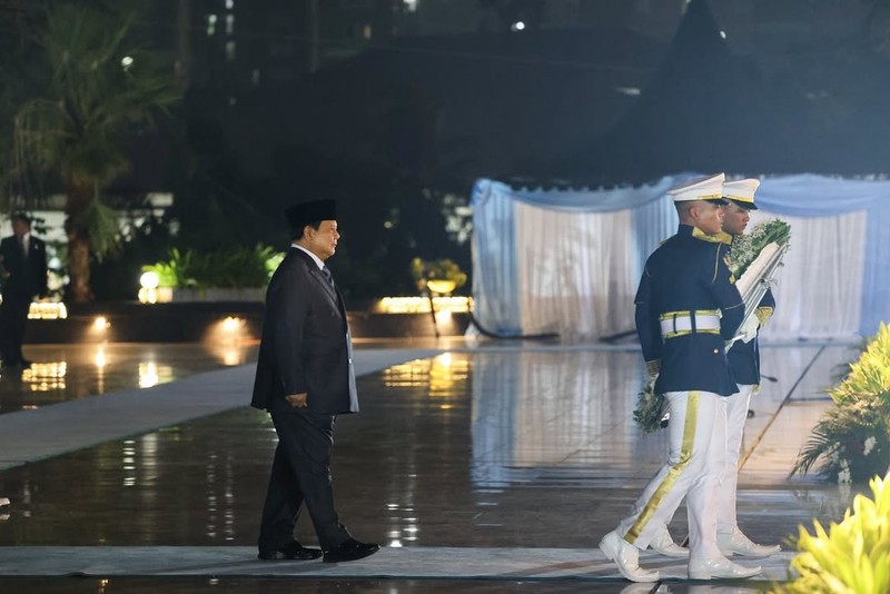 Presiden RI Prabowo Subianto memimpin Upacara Ziarah Nasional dan Renungan Suci di Taman Makam Pahlawan (TMP) Kalibata, Jakarta Selatan, Minggu (17/8) dini hari WIB. (Instagram/prabowo)