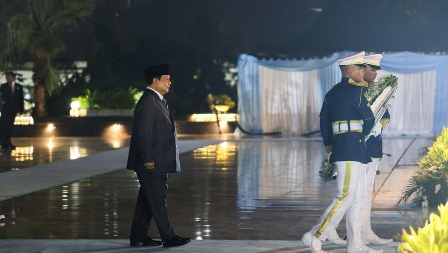 Presiden RI Prabowo Subianto memimpin Upacara Ziarah Nasional dan Renungan Suci di Taman Makam Pahlawan (TMP) Kalibata, Jakarta Selatan, Minggu (17/8) dini hari WIB. (Instagram/prabowo)