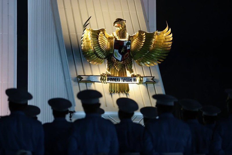 Presiden RI Prabowo Subianto memimpin Upacara Ziarah Nasional dan Renungan Suci di Taman Makam Pahlawan (TMP) Kalibata, Jakarta Selatan, Minggu (17/8) dini hari WIB. (Instagram/prabowo)