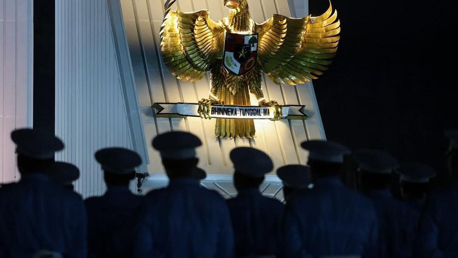 Presiden RI Prabowo Subianto memimpin Upacara Ziarah Nasional dan Renungan Suci di Taman Makam Pahlawan (TMP) Kalibata, Jakarta Selatan, Minggu (17/8) dini hari WIB. (Instagram/prabowo)