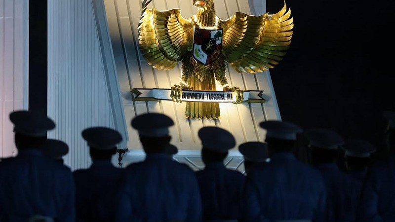 Presiden RI Prabowo Subianto memimpin Upacara Ziarah Nasional dan Renungan Suci di Taman Makam Pahlawan (TMP) Kalibata, Jakarta Selatan, Minggu (17/8) dini hari WIB. (Instagram/prabowo)