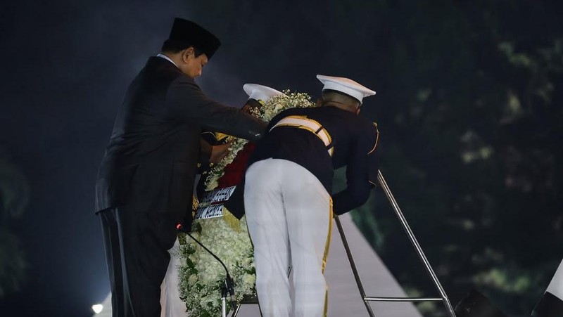 Presiden RI Prabowo Subianto memimpin Upacara Ziarah Nasional dan Renungan Suci di Taman Makam Pahlawan (TMP) Kalibata, Jakarta Selatan, Minggu (17/8) dini hari WIB. (Instagram/prabowo)