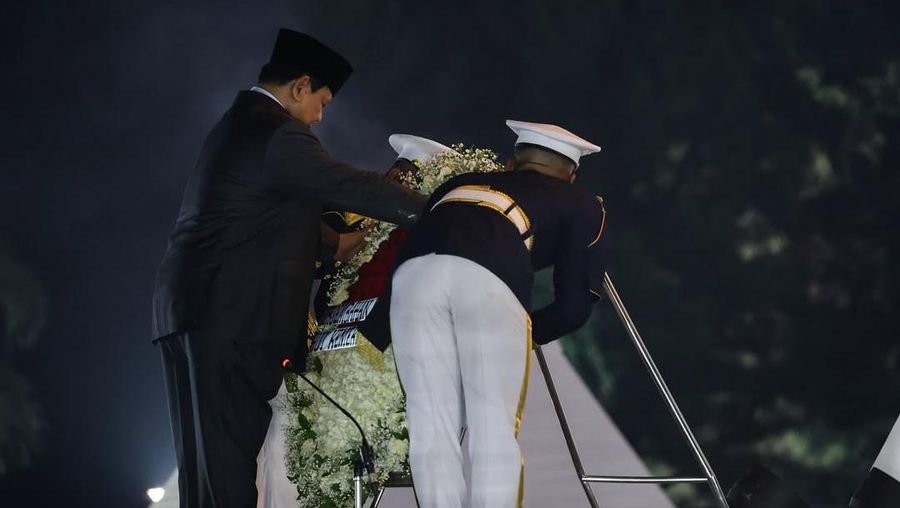 Presiden RI Prabowo Subianto memimpin Upacara Ziarah Nasional dan Renungan Suci di Taman Makam Pahlawan (TMP) Kalibata, Jakarta Selatan, Minggu (17/8) dini hari WIB. Presiden RI Prabowo Subianto memimpin Upacara Ziarah Nasional dan Renungan Suci di Taman Makam Pahlawan (TMP) Kalibata, Jakarta Selatan, Minggu (17/8) dini hari WIB. (Instagram/prabowo)