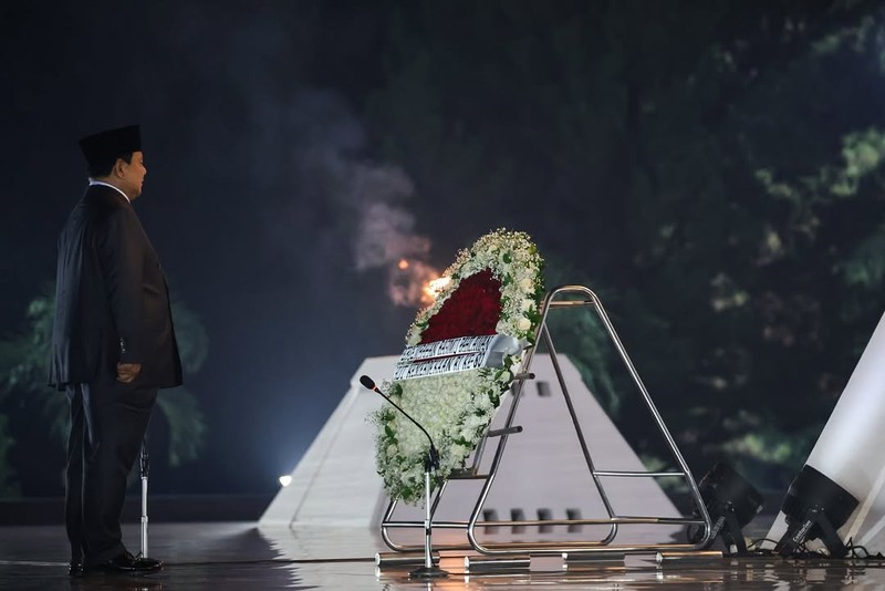 Presiden RI Prabowo Subianto memimpin Upacara Ziarah Nasional dan Renungan Suci di Taman Makam Pahlawan (TMP) Kalibata, Jakarta Selatan, Minggu (17/8) dini hari WIB. (Instagram/prabowo)
