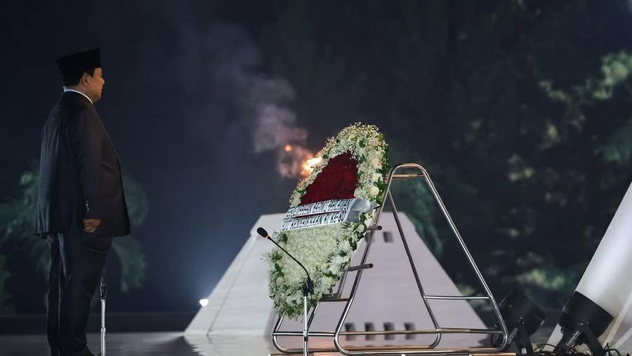 Presiden RI Prabowo Subianto memimpin Upacara Ziarah Nasional dan Renungan Suci di Taman Makam Pahlawan (TMP) Kalibata, Jakarta Selatan, Minggu (17/8) dini hari WIB. (Instagram/prabowo)
