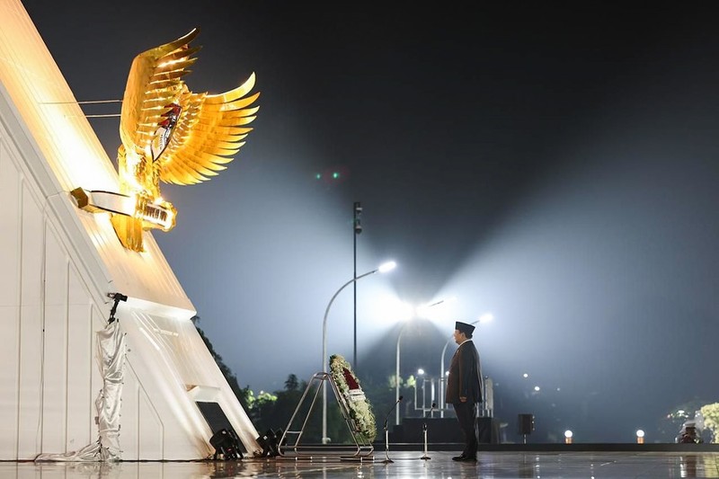Presiden RI Prabowo Subianto memimpin Upacara Ziarah Nasional dan Renungan Suci di Taman Makam Pahlawan (TMP) Kalibata, Jakarta Selatan, Minggu (17/8) dini hari WIB. (Instagram/prabowo)