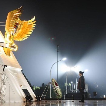 Momen Prabowo Memimpin Renungan Suci di TMP Kalibata Tengah Malam Tadi