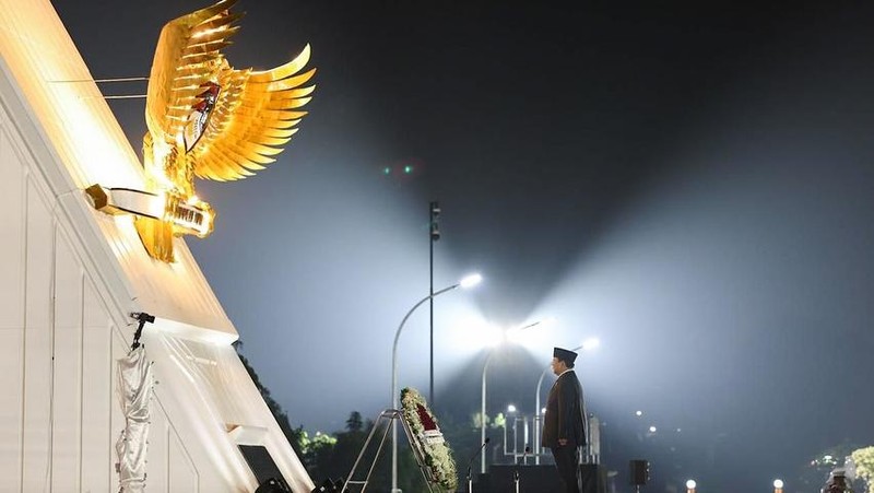 Presiden RI Prabowo Subianto memimpin Upacara Ziarah Nasional dan Renungan Suci di Taman Makam Pahlawan (TMP) Kalibata, Jakarta Selatan, Minggu (17/8) dini hari WIB. (Instagram/prabowo)