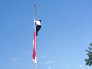 Heroik, Petani di Ponorogo Panjat Tiang 8 Meter gegara Bendera Nyangkut