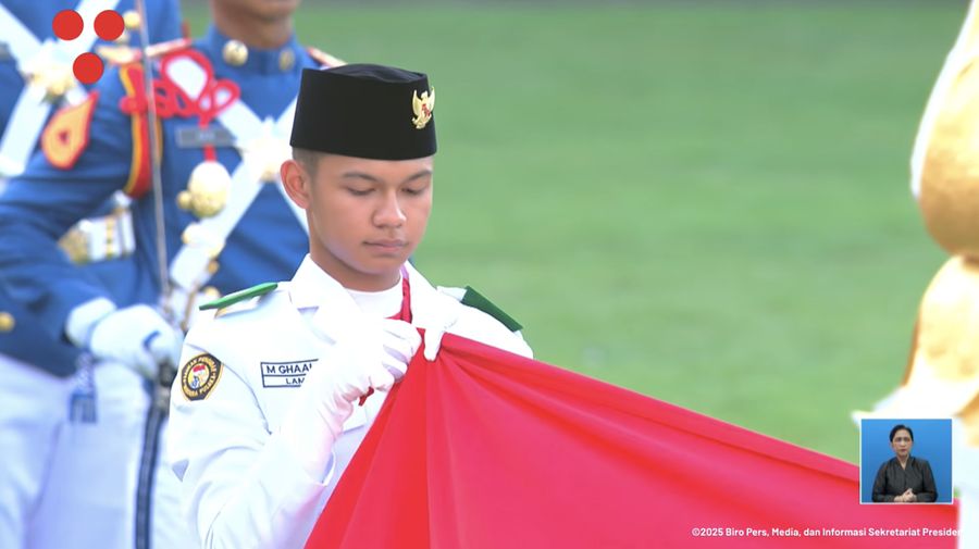 Prosesi upacara penurunan bendera pusaka merah putih di Istana Merdeka, Jakarta, Minggu (17/8/2025). (Tangkapan Layar Youtube/Sekretariat Presiden)