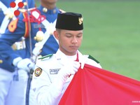 Prosesi upacara penurunan bendera pusaka merah putih di Istana Merdeka, Jakarta, Minggu (17/8/2025). (Tangkapan Layar Youtube/Sekretariat Presiden)