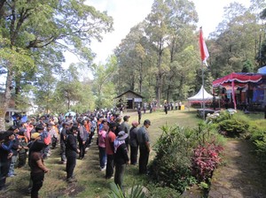 Hampir 1.000 Pendaki Rayakan HUT ke-80 RI di Puncak Lawu
